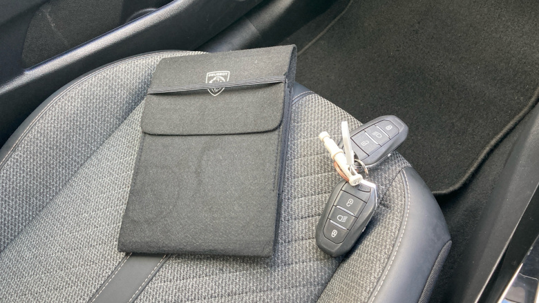 Peugeot 208 1.2 PureTech 100 Allure 5dr Petrol Hatchback